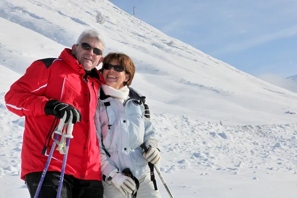 Um casal na temporada de esqui — Fotografia de Stock