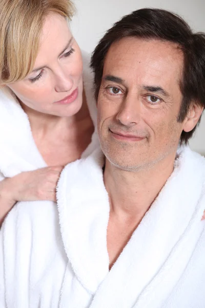 Paar trägt weiße Bademäntel — Stockfoto