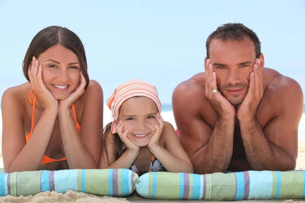 Famiglia relax in spiaggia — Foto Stock