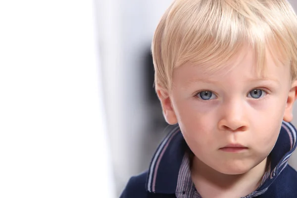 Ландшафтний портрет серйозного маленького хлопчика з світлим волоссям і блакитними очима — стокове фото