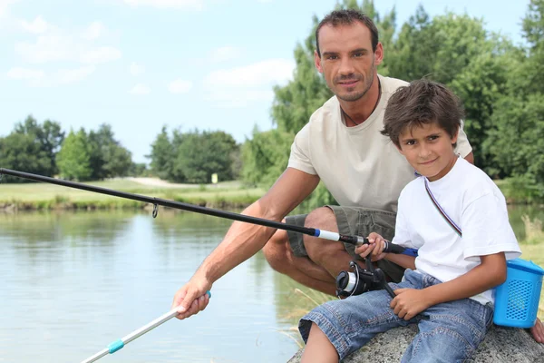 父亲和儿子在湖边钓鱼 — 图库照片