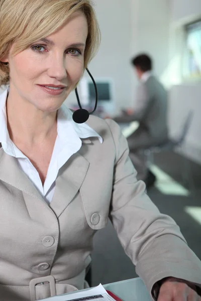 Vrouw met headset. — Stockfoto