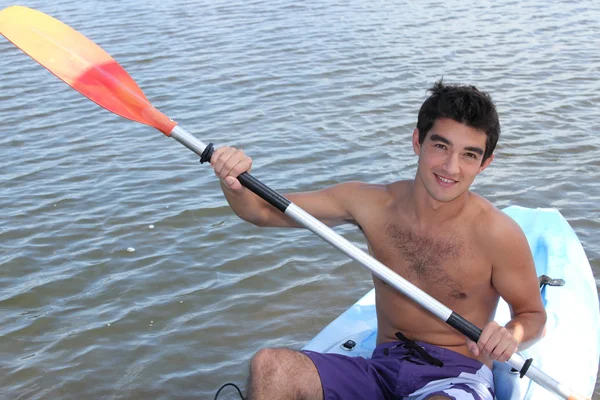 Jeune garçon kayak — Photo