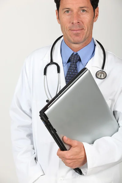 Läkare laptop under armen, — Stockfoto