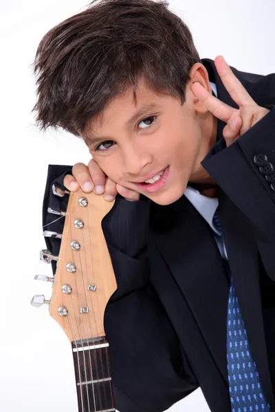Junge posiert mit seiner E-Gitarre — Stockfoto