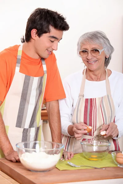 Großmutter und Enkel kochen zusammen — Stockfoto