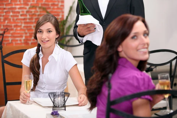 Deux femmes boivent du vin mousseux au restaurant — Photo