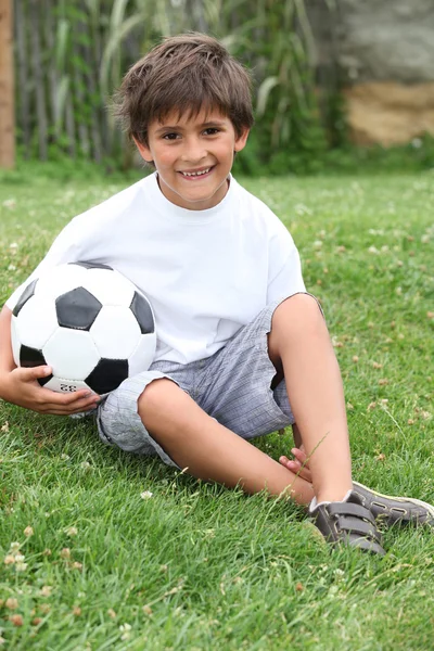 Μικρό αγόρι με ένα ποδόσφαιρο — Φωτογραφία Αρχείου