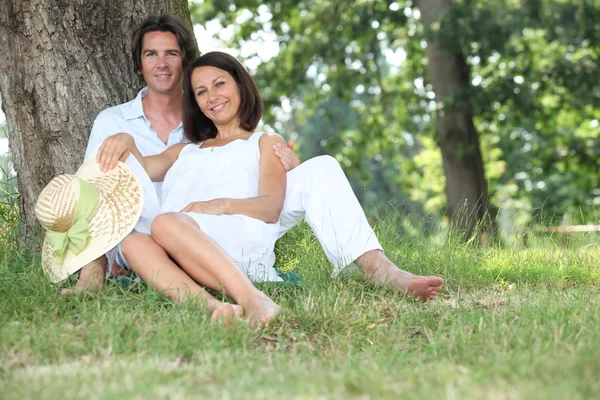 Couple relaxing in the shade — Stock Photo, Image