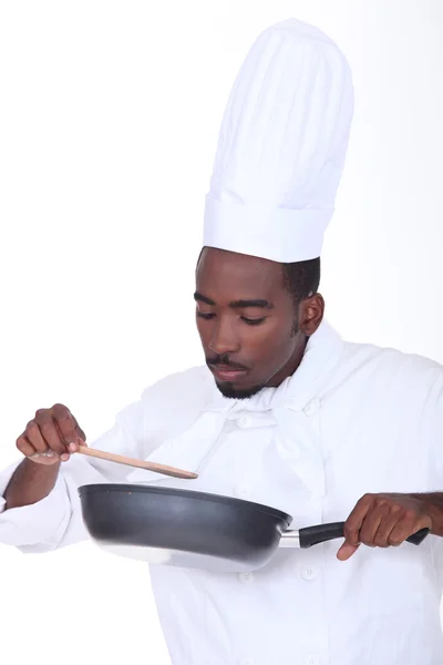 Chef-kok controleren saus — Stockfoto