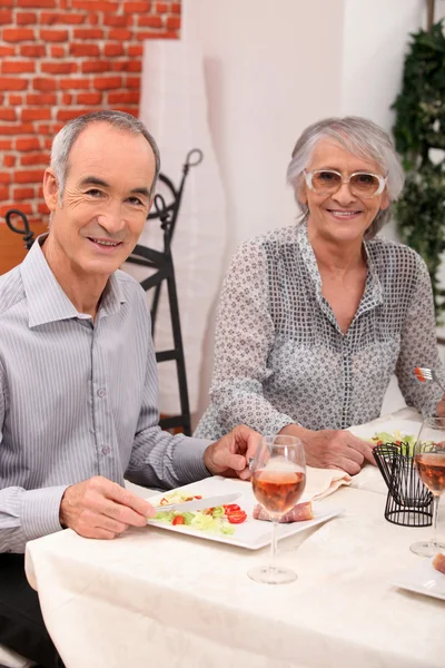 Παλιό ζευγάρι που τρώει σε ένα εστιατόριο — Φωτογραφία Αρχείου