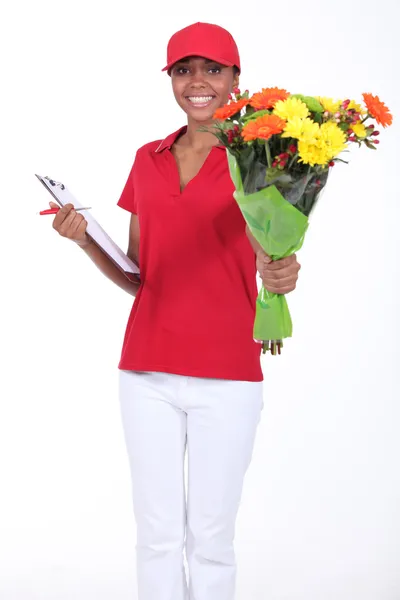 Женщина, доставляющая цветы — стоковое фото