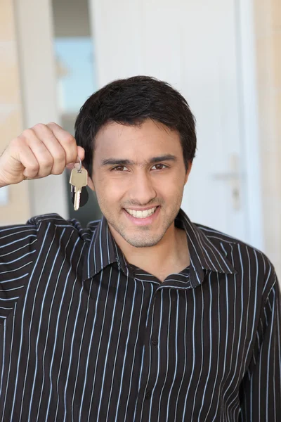 Uomo con una chiave di casa — Foto Stock