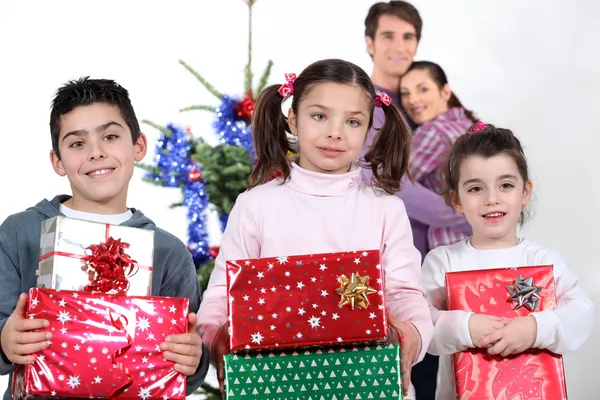 Eltern und Kinder zur Weihnachtszeit — Stockfoto