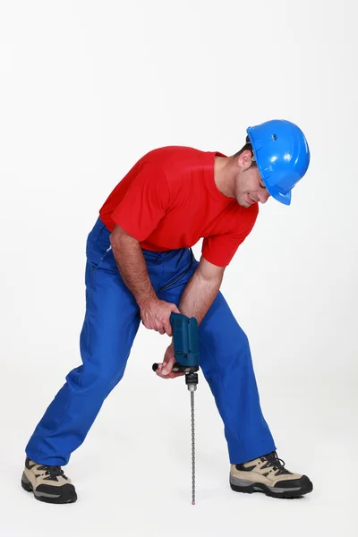 Un trabajador de la construcción perforando el suelo . — Foto de Stock