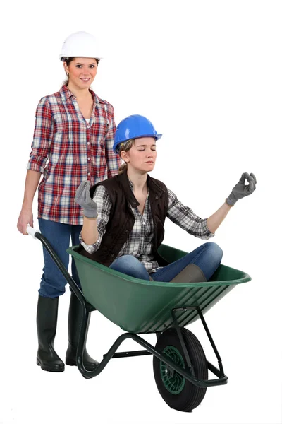 Jovens trabalhadoras com um carrinho de mão — Fotografia de Stock