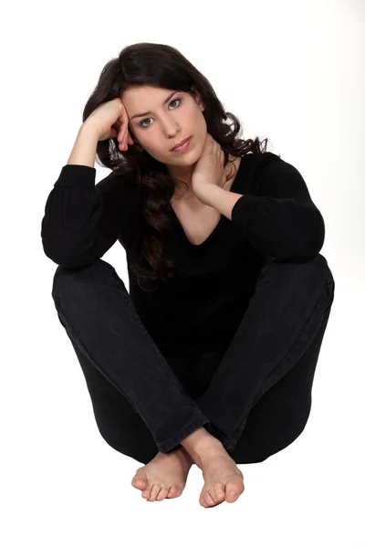 Mulher pensativa vestindo roupas casuais pretas — Fotografia de Stock