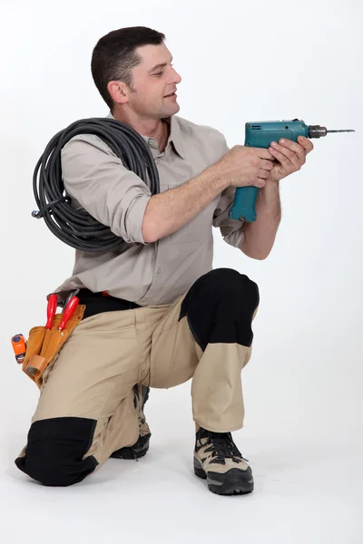 Handwerker hält einen Elektroschrauber hoch — Stockfoto