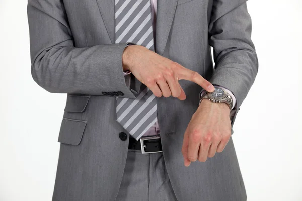 Homme d'affaires pointant vers sa montre — Photo