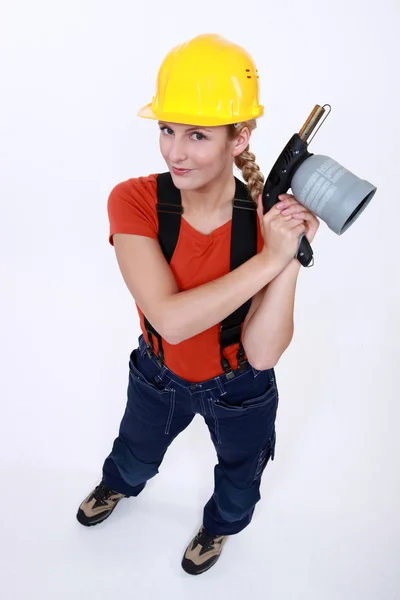 Tradeswoman håller en blåslampa — Stockfoto