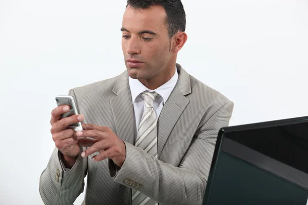 Hombre de negocios mirando su teléfono —  Fotos de Stock