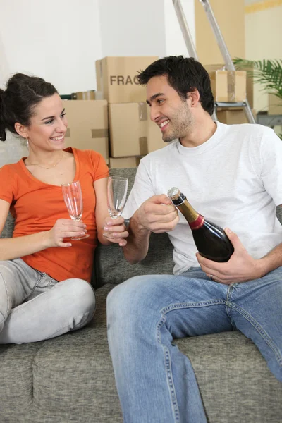 Paar trinkt zu Hause Champagner — Stockfoto