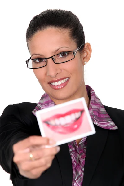 Morena sosteniendo foto de la boca — Foto de Stock