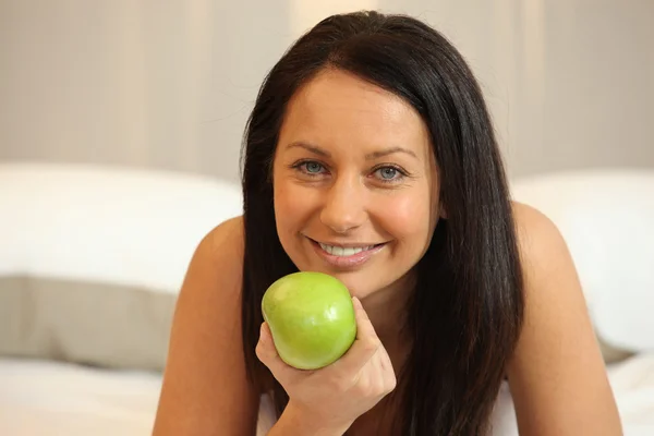 Žena jíst jablko — Stock fotografie