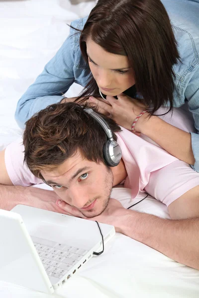 Пара слушает музыку — стоковое фото