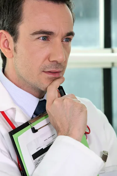 Close-up de um médico sério — Fotografia de Stock