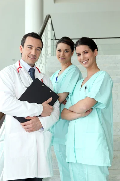 Доктор и его команда медсестер — стоковое фото