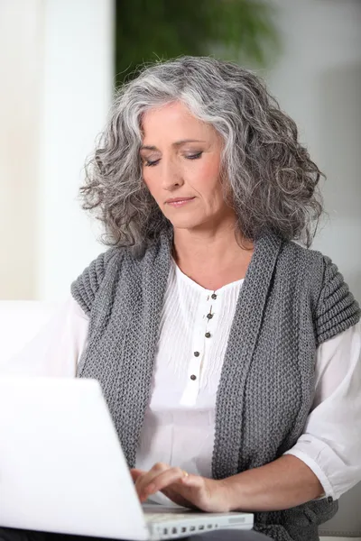 Kvinna som arbetar på sin bärbara dator — Stockfoto