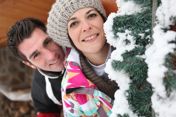 笑顔のカップルとクリスマス ツリー — ストック写真