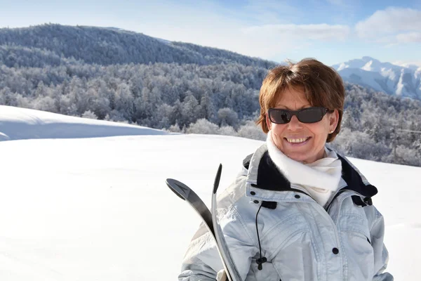 Mogna kvinnliga skidåkare på ett berg — Stockfoto