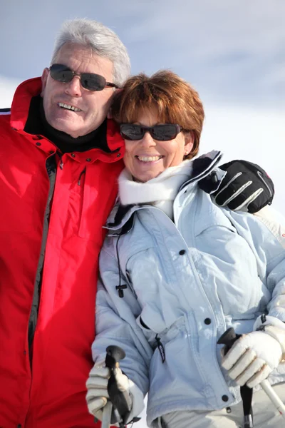 Couple of elders wearing ski glasses at ski — Stock Photo, Image