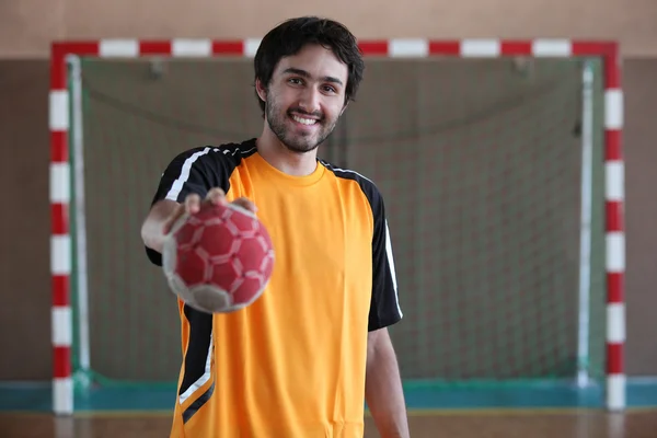 Игрок держит мяч — стоковое фото