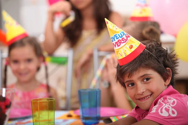 Kinder auf einer Geburtstagsparty — Stockfoto