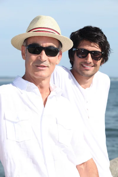 Ojciec i syn siedział przy nabrzeżu — Zdjęcie stockowe