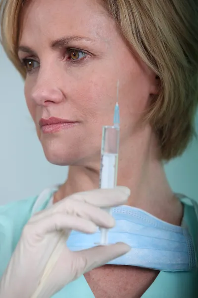 Enfermeira fêmea segurando seringa — Fotografia de Stock