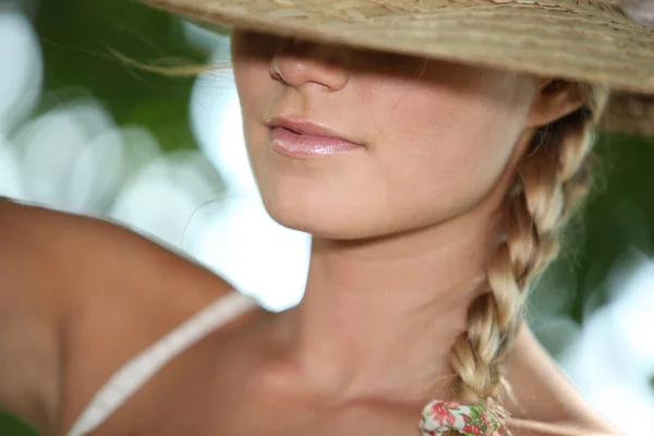 Blond nastolatka, w kapeluszu, obejmujących oczy — Zdjęcie stockowe