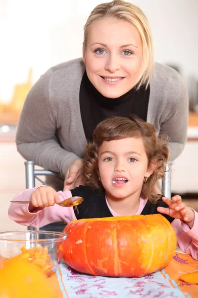 Mother and daughter carving jack-o-lanterns — Stock Photo, Image