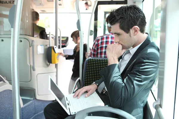 Человек с ноутбуком в трамвае — стоковое фото