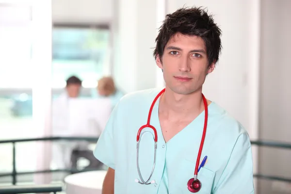 Больничный врач в форме со стетоскопом — стоковое фото