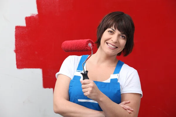 Woman painting a room red — Stock Photo, Image