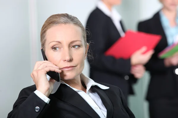 Affärskvinna på telefonen olycklig. — Stockfoto