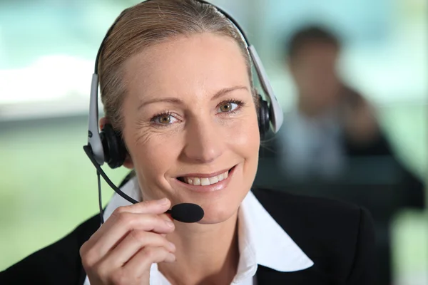 Vrouw lachende bedrijf hoofdtelefoon — Stockfoto