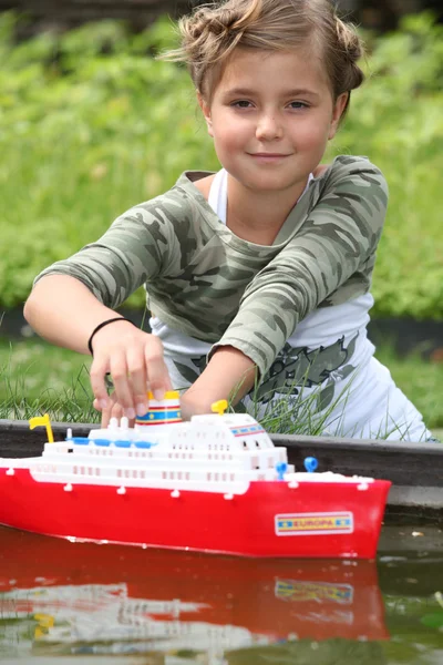 Flicka som leker med båt — Stockfoto