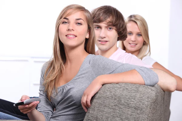 Adolescenti sul divano — Foto Stock