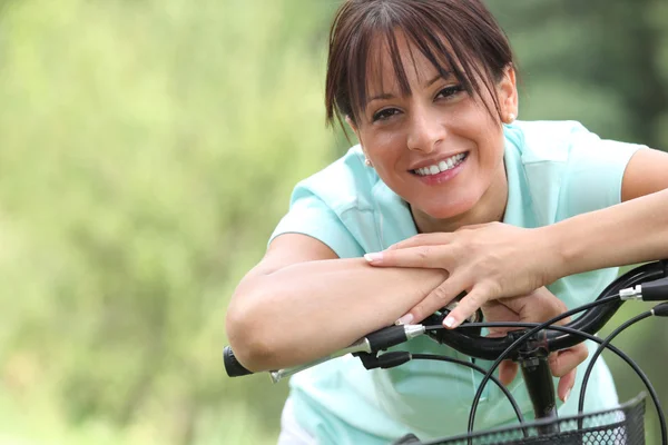自転車上の女性 — ストック写真