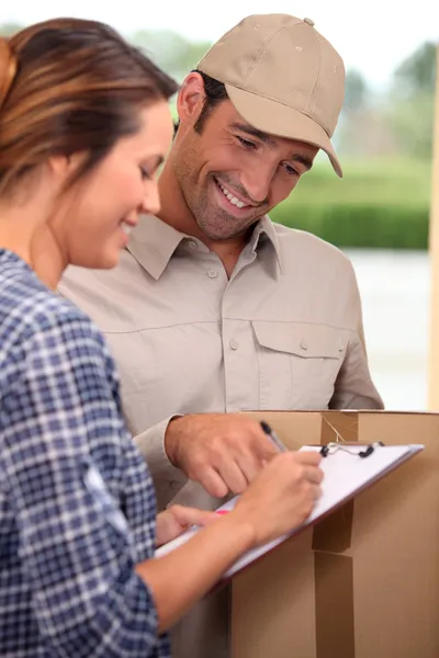 Man delivering parcel — Stock Photo, Image